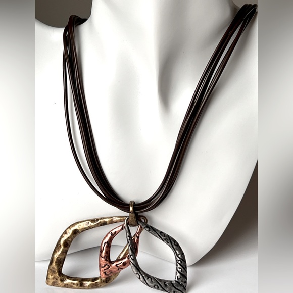 Handmade Woman Necklace with matching Earrings - Picture 3 of 6